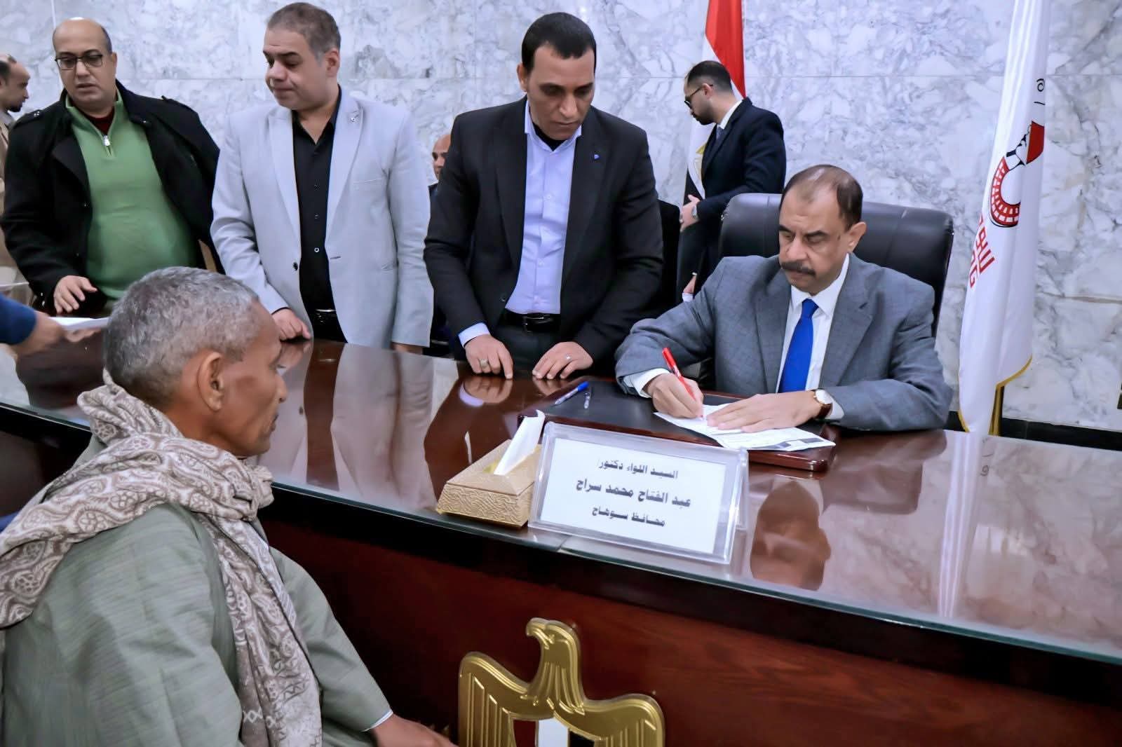 محافظ سوهاج يعقد اللقاء الجماهيري الأسبوعي لتلبية إحتياجات ومطالب المواطنين