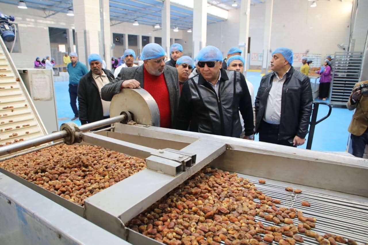 محافظ الوادي الجديد يتابع سير العمل بمجمع التمور بالتزامن مع بدء موسم التصدير