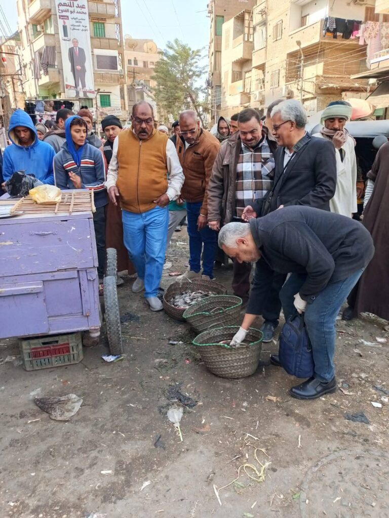 حملة ا شغالات ومرافق مكبرة بمدينة جرجا تسفر عن تحرير ( ٣٨ ) مخالفة متنوعة 
