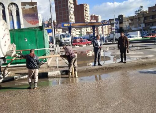 رئيس مدينة دمنهور: يتابع سحب مياه الأمطار صباح اليوم ويضمن انسيابية الحركة المرورية