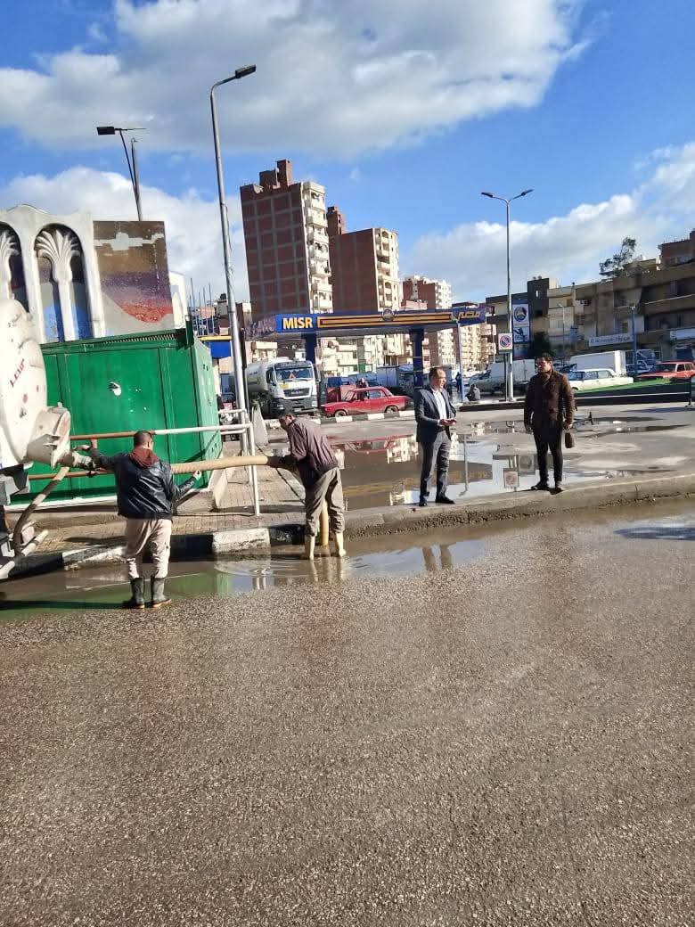 رئيس مدينة دمنهور: يتابع سحب مياه الأمطار صباح اليوم ويضمن انسيابية الحركة المرورية