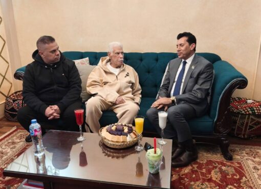 وزير الشباب والرياضة يطمئن على الحالة الصحية للكابتن حسن شحاتة