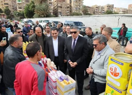 محافظ الجيزة يفتتح سوق اليوم الواحد بشارع الصوامع في حي إمبابة 