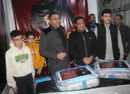 داكر عبد اللاه يواصل العطاء.. توزيع "بطاطين" على الفائزين في مسابقة توقعات مباراة "مصر وكوت ديفوار"