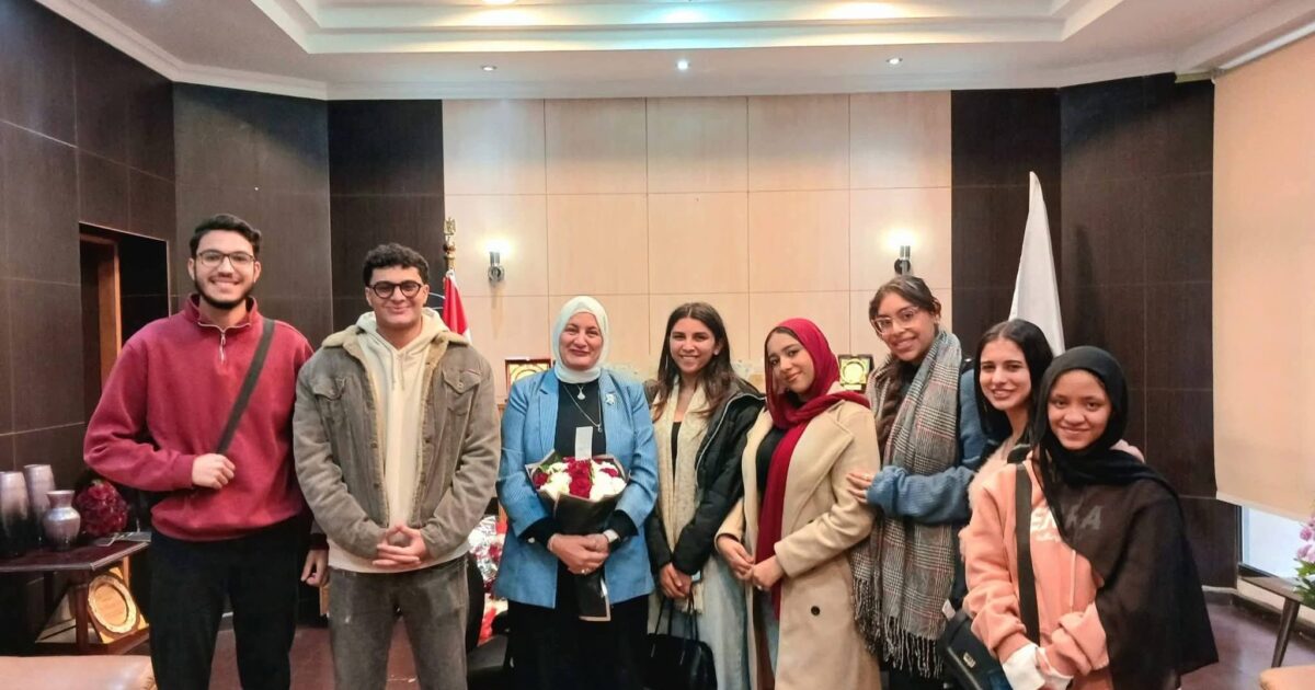 طلبة إعلام القاهرة يرحبون بعميدتهم الجديدة الدكتورة وسام نصر