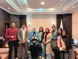 طلبة إعلام القاهرة يرحبون بعميدتهم الجديدة الدكتورة وسام نصر