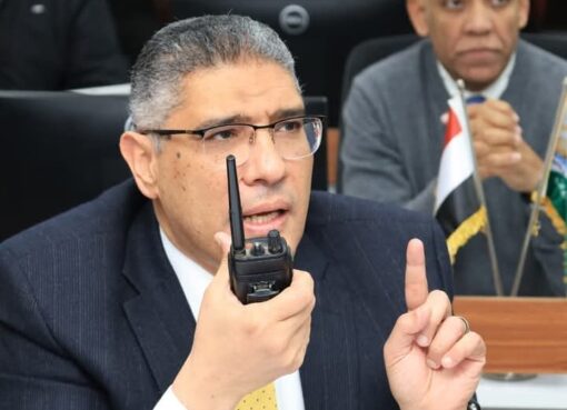 من مركز السيطرة للطوارئ.. محافظ الجيزة يقود حملات لإزالة موقف عشوائي للتوك توك بمدخل المجزر الآلي– اللبيني  