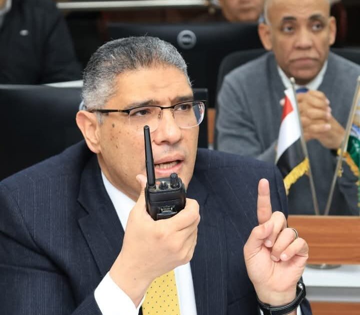 من مركز السيطرة للطوارئ.. محافظ الجيزة يقود حملات لإزالة موقف عشوائي للتوك توك بمدخل المجزر الآلي– اللبيني