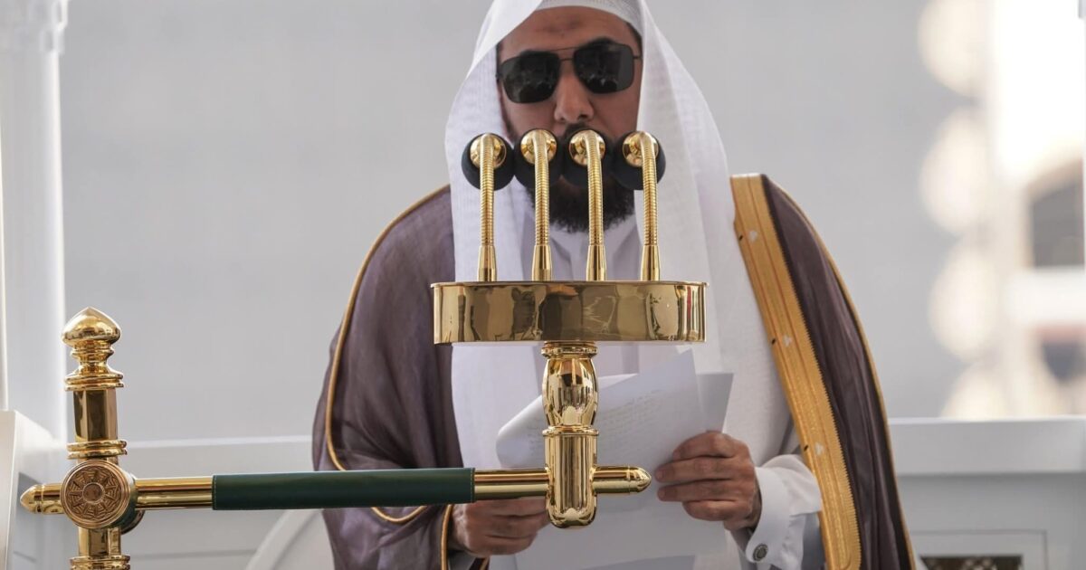 الجهني يؤم المصلين لصلاة الجمعة بالمسجد الحرام