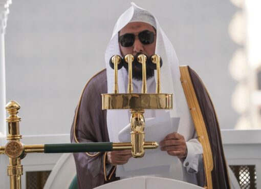 الجهني يؤم المصلين لصلاة الجمعة بالمسجد الحرام