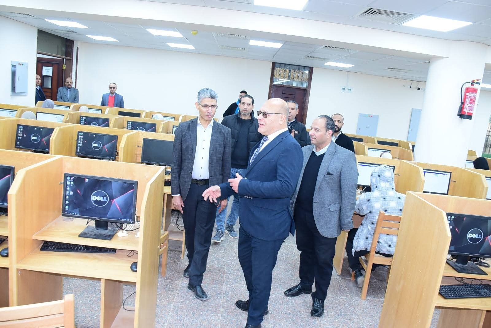 النعماني يواصل متابعتة الميدانية.. ويتفقد امتحانات كلية طب وجراحة الفم والأسنان.