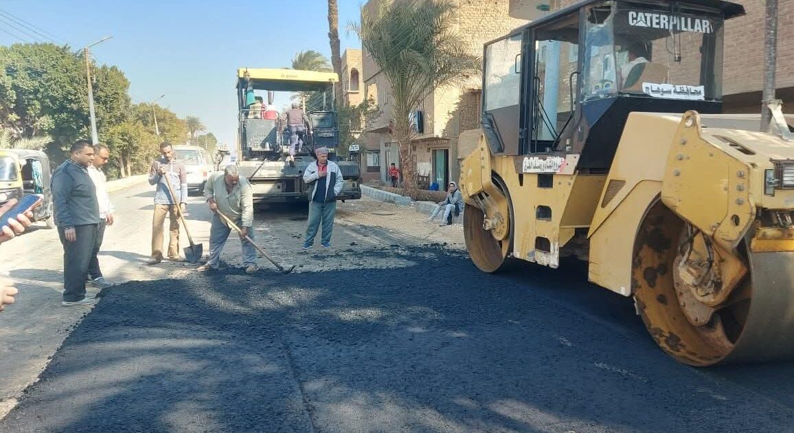 26 عامًا من التوقف.. بدء رصف طريق محمد صديق المنشاوي بسوهاج بتكلفة 60 مليون جنيه