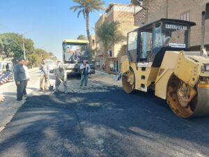 26 عامًا من التوقف.. بدء رصف طريق محمد صديق المنشاوي بسوهاج بتكلفة 60 مليون جنيه