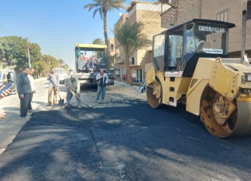 26 عامًا من التوقف.. بدء رصف طريق محمد صديق المنشاوي بسوهاج بتكلفة 60 مليون جنيه