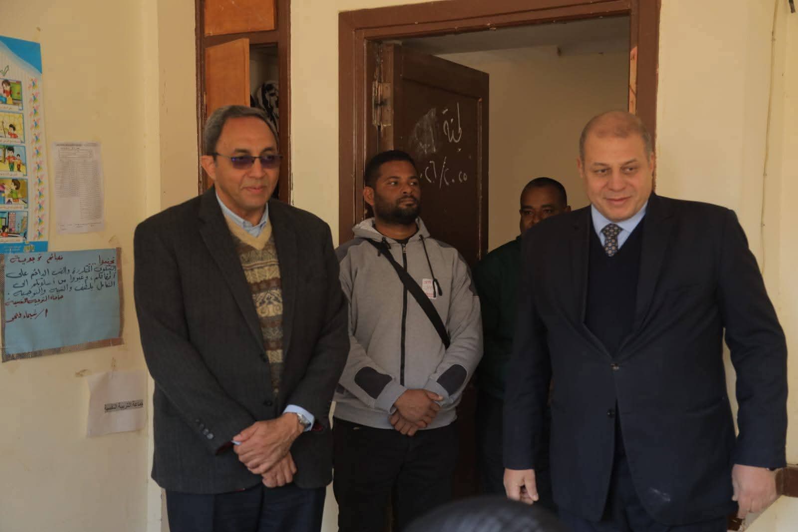 محافظ قنا يتفقد عددًا من المدارس للاطمئنان على سير امتحانات الشهادة الإعدادية