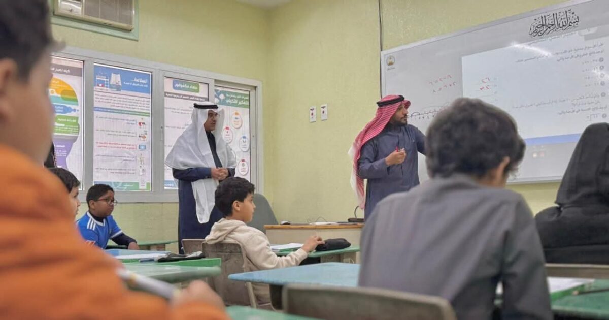 وسط أجواء محفزة ومتابعة ميدانية الطلاب والطالبات ينتظمون على مقاعد الدراسة في مدراس الطائف