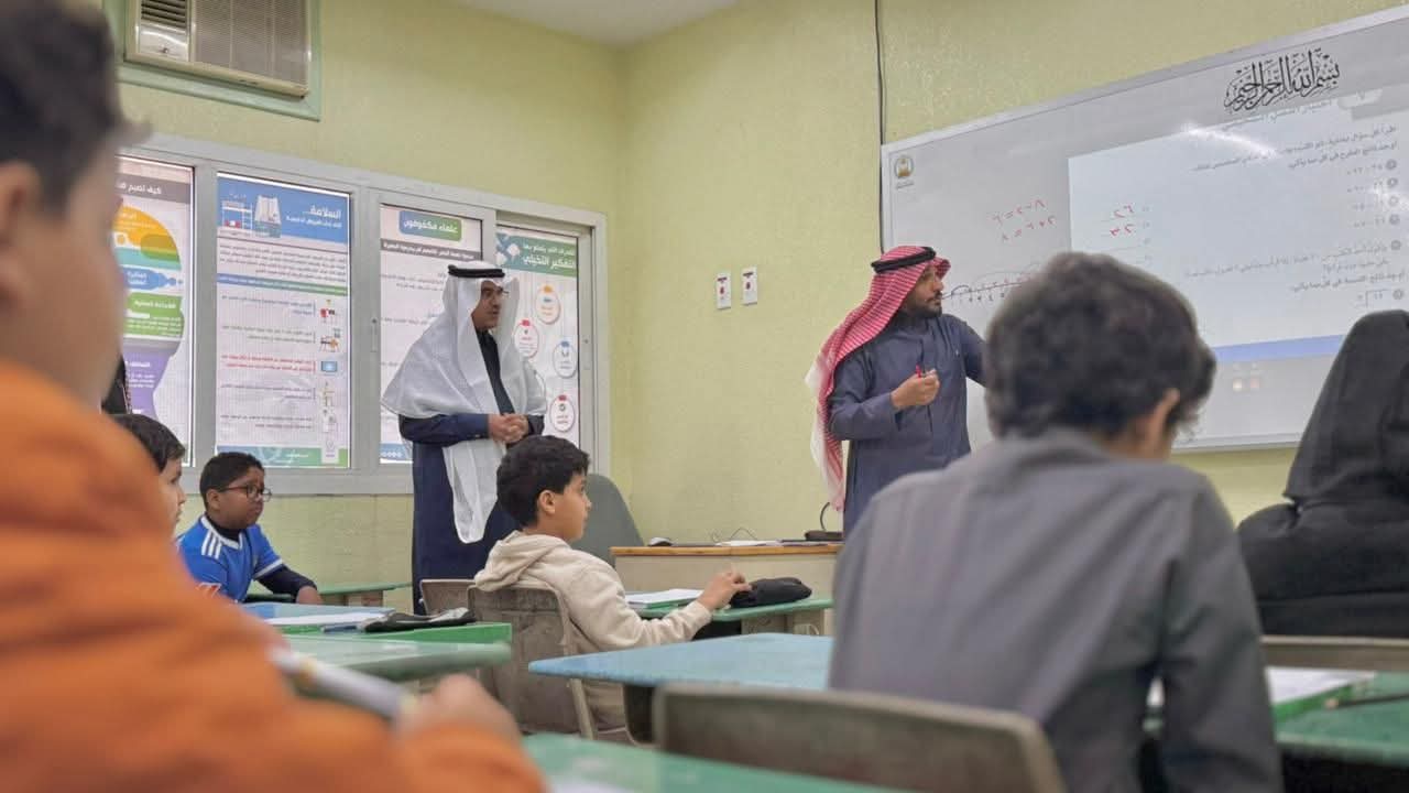 وسط أجواء محفزة ومتابعة ميدانية الطلاب والطالبات ينتظمون على مقاعد الدراسة في مدراس الطائف