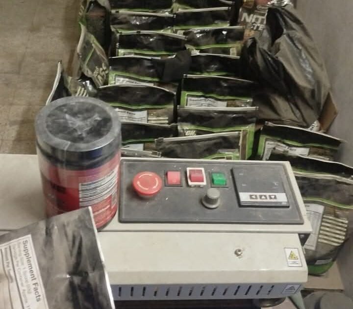 ضبط منشأة مخالفة لتعبئة المكملات الغذائية مجهولة المصدر بحي الطالبية بالجيزة 