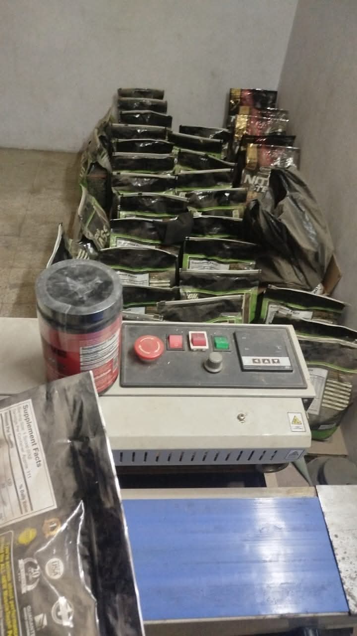 ضبط منشأة مخالفة لتعبئة المكملات الغذائية مجهولة المصدر بحي الطالبية بالجيزة 