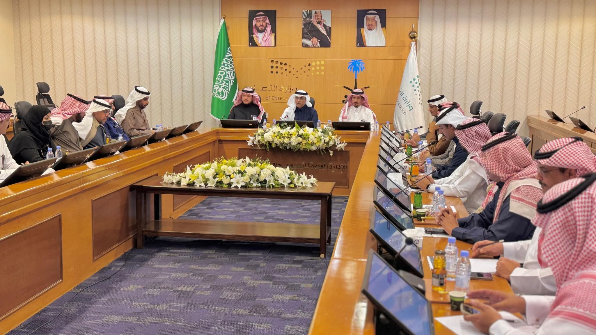 تعليم الطائف يناقش تقارير التعليم المدمج والانضباط المدرسي