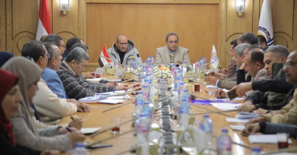 محافظ قنا يناقش مقترح الخطة الاستثمارية للعام 2026\2027