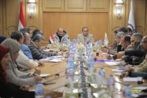 محافظ قنا يناقش مقترح الخطة الاستثمارية للعام 2026\2027