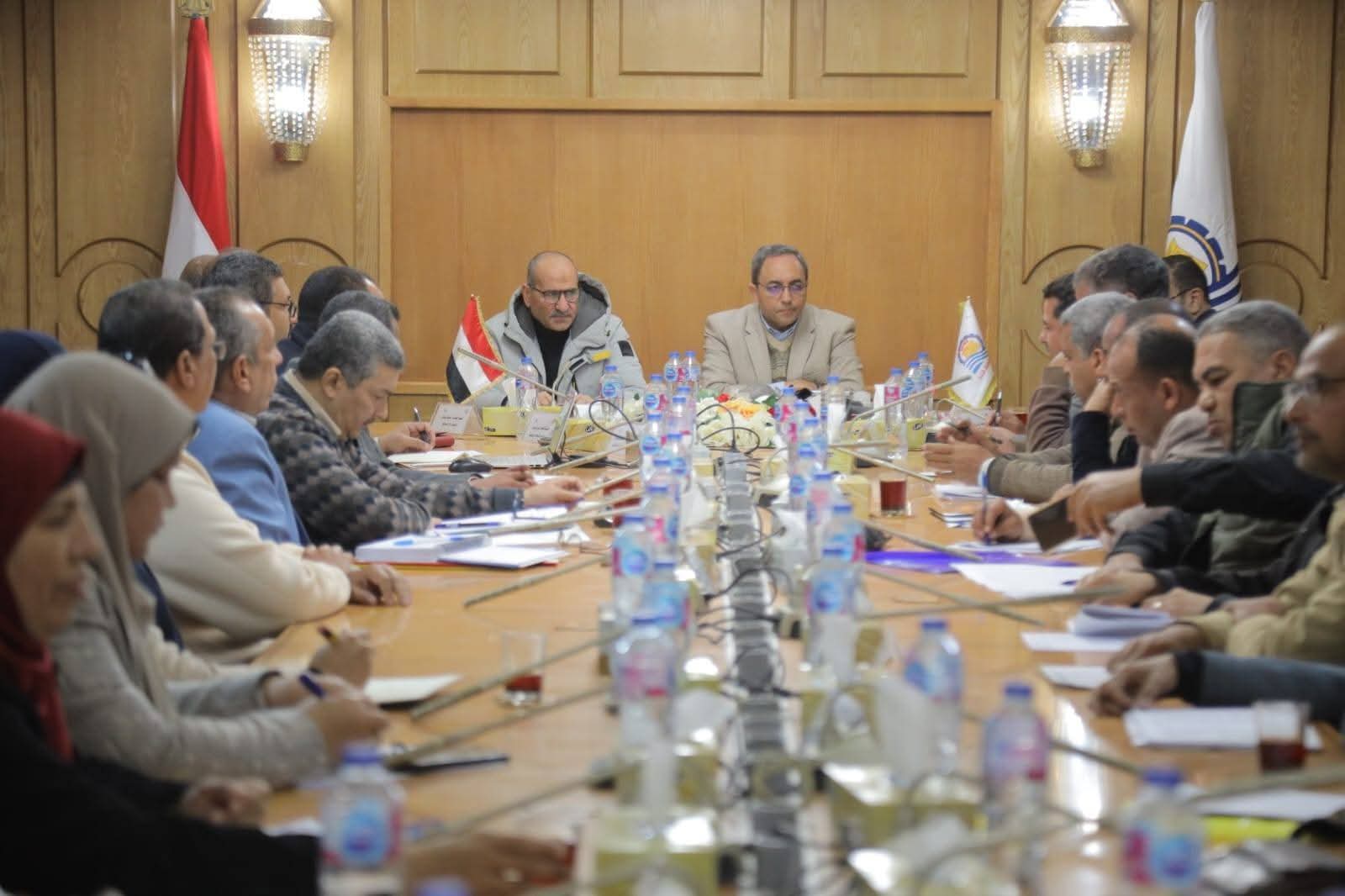 محافظ قنا يناقش مقترح الخطة الاستثمارية للعام 2026\2027