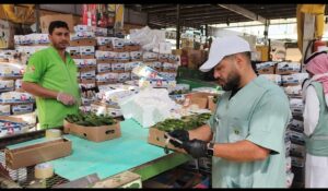 فرع وزارة البيئة بمنطقة مكة المكرمة يسلّم أكثر من 11 طنًا من الخضار والفواكه لجمعية خيرية بجدة