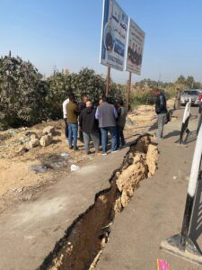 محافظ قنا يوجه بسرعة إصلاح هبوط بطريق مجمع المواقف بأبوتشت ووضع كردون لحماية المواطنين