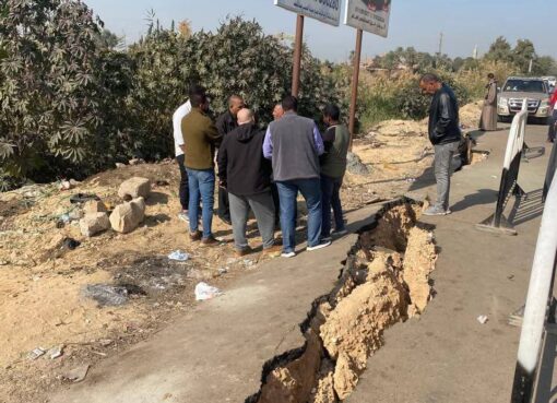 محافظ قنا يوجه بسرعة إصلاح هبوط بطريق مجمع المواقف بأبوتشت ووضع كردون لحماية المواطنين