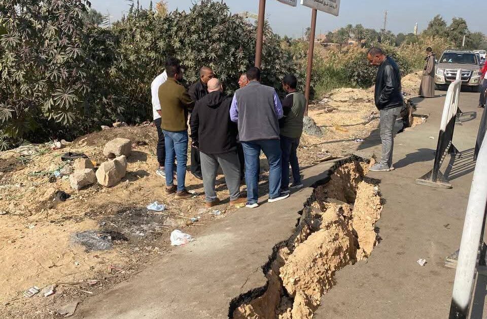 محافظ قنا يوجه بسرعة إصلاح هبوط بطريق مجمع المواقف بأبوتشت ووضع كردون لحماية المواطنين