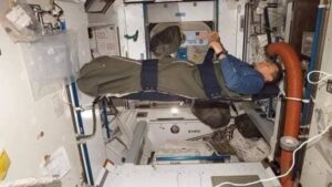 كيفية نوم رواد الفضاء في محطة الفضاء الدولية 