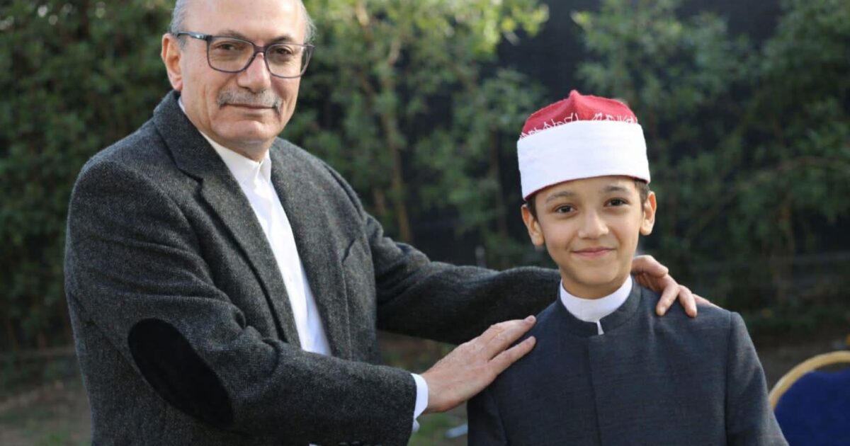 سفير تركيا يلتقي الطفل المصري عمر علي حافظ القرآن ويتعهد بدعمه شخصيًا