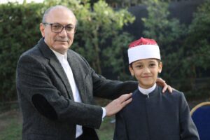 سفير تركيا يلتقي الطفل المصري عمر علي حافظ القرآن ويتعهد بدعمه شخصيًا