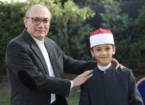 سفير تركيا يلتقي الطفل المصري عمر علي حافظ القرآن ويتعهد بدعمه شخصيًا