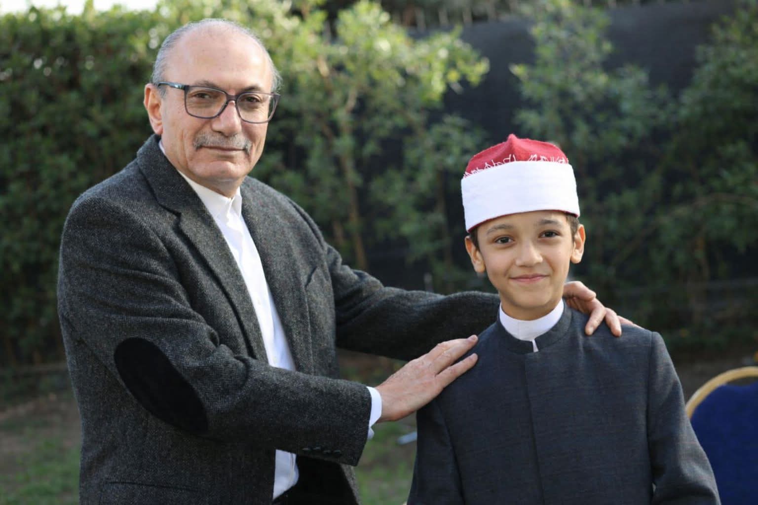 سفير تركيا يلتقي الطفل المصري عمر علي حافظ القرآن ويتعهد بدعمه شخصيًا