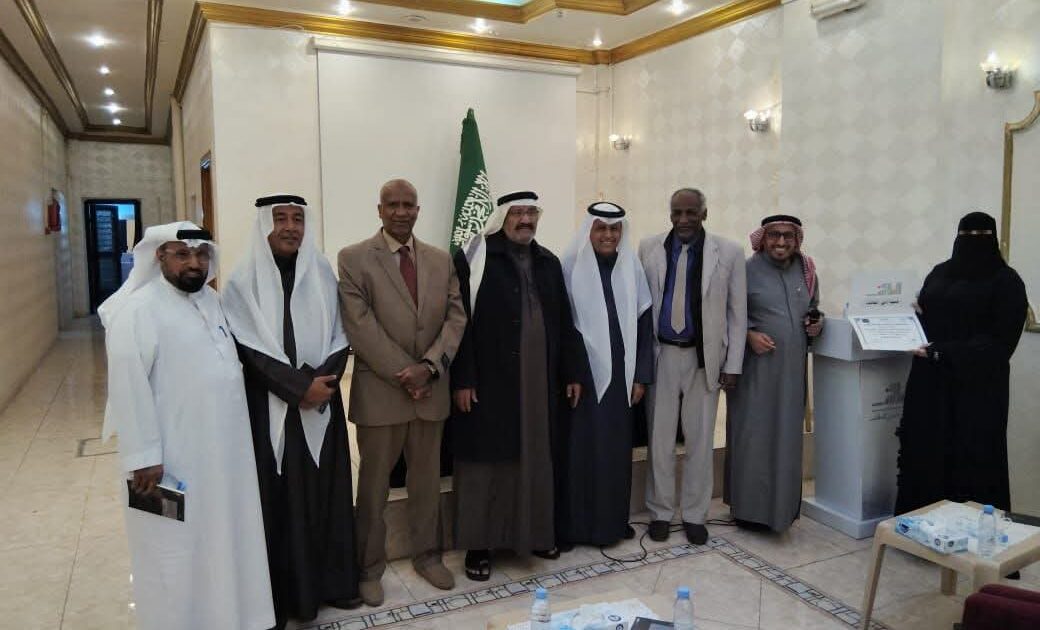 ضمن برنامج الشريك الأدبي الطاهر يحاضر عن تعلم العربية في أدبي الطائف ويوقّع ديوانه "ترانيم"