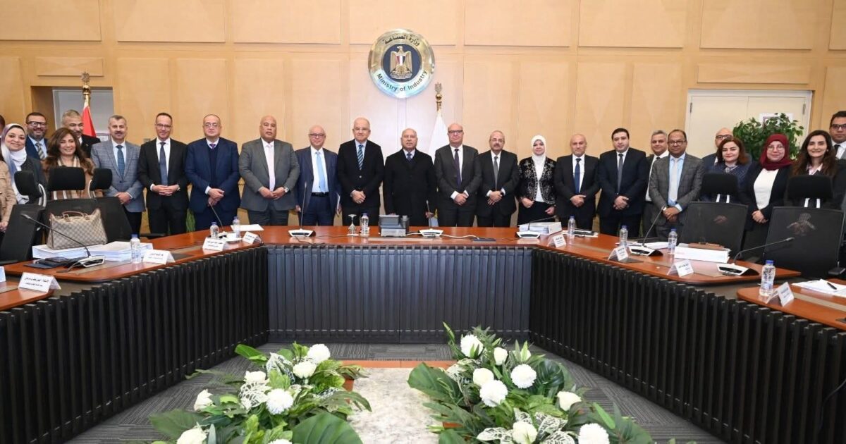 أيمن العشري يشيد بمحاور اجتماع مركز تحديث الصناعة.. داعمة للاقتصاد القومي