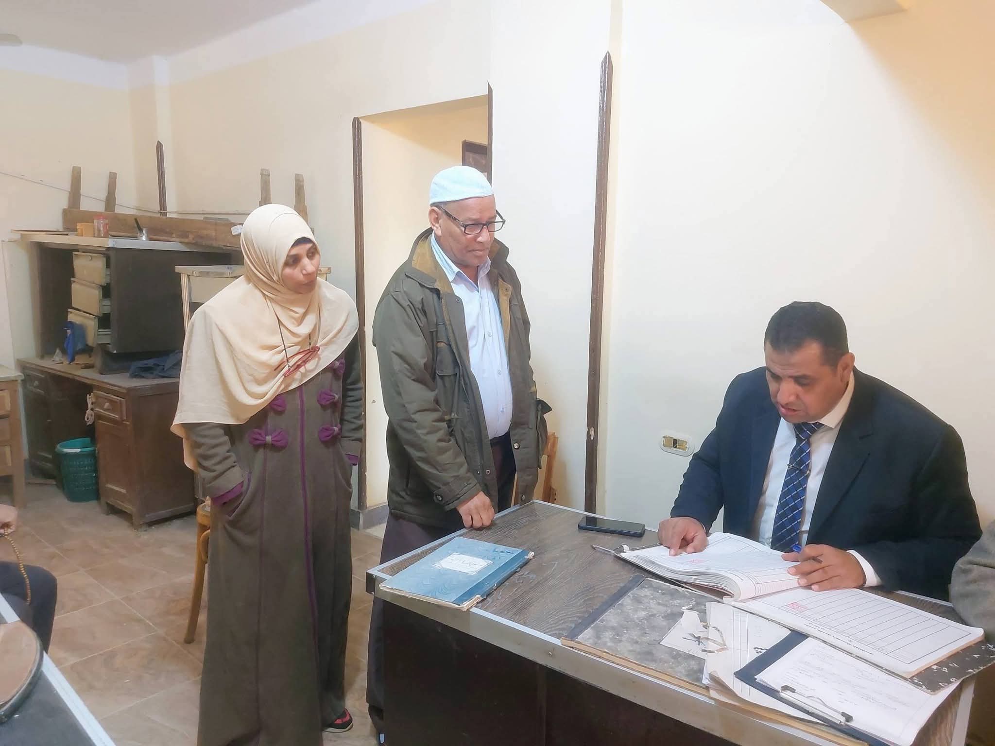 مدير القوى العاملة بقنا يفاجئ مكتب تفتيش وتشغيل نقادة