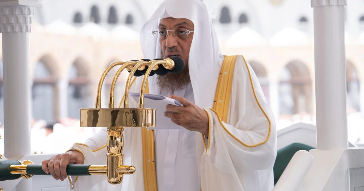 الخياط يؤم المصلين لصلاة الجمعة بالمسجد الحرام