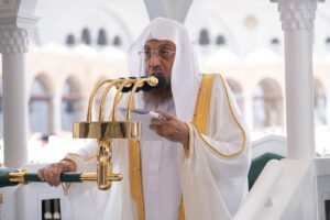 الخياط يؤم المصلين لصلاة الجمعة بالمسجد الحرام