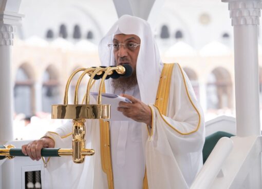 الخياط يؤم المصلين لصلاة الجمعة بالمسجد الحرام