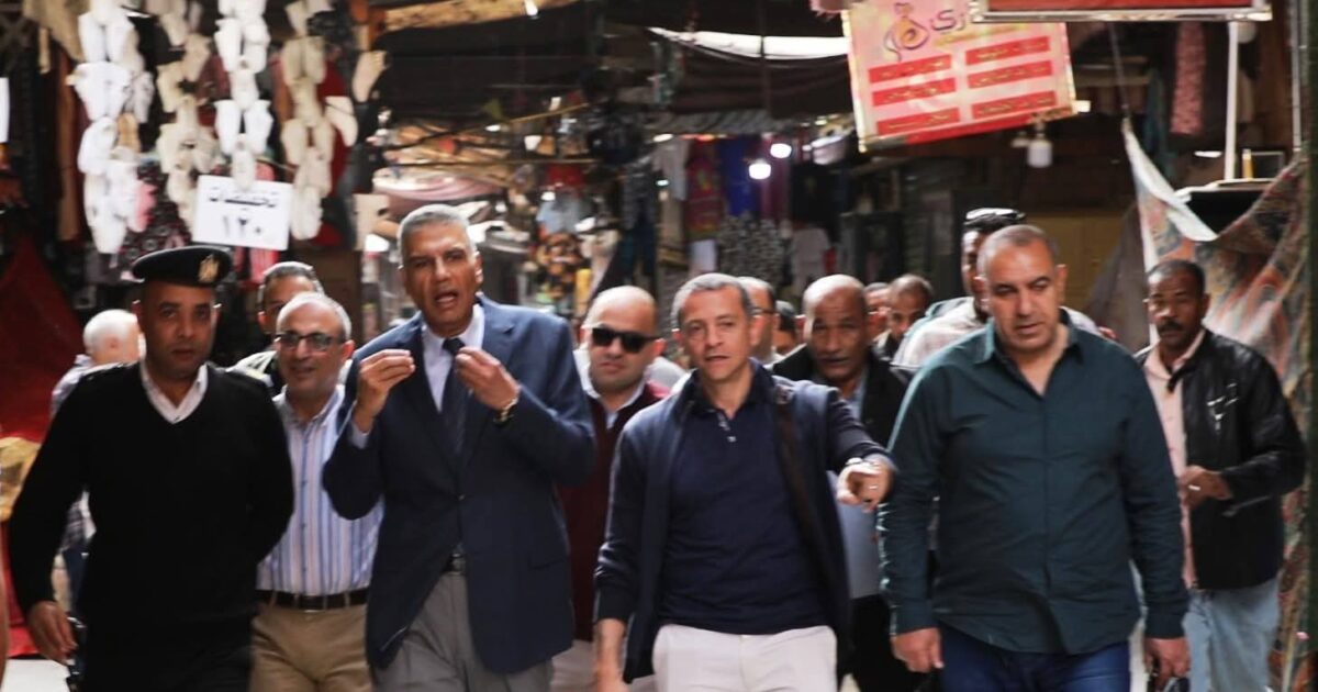 محافظ أسوان يقود حملة مفاجئة لإعادة الإنضباط ورفع الإشغالات بالشوارع والأسواق بمدينة أسوان 