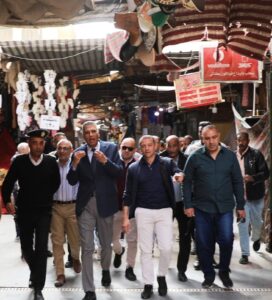 محافظ أسوان يقود حملة مفاجئة لإعادة الإنضباط ورفع الإشغالات بالشوارع والأسواق بمدينة أسوان 