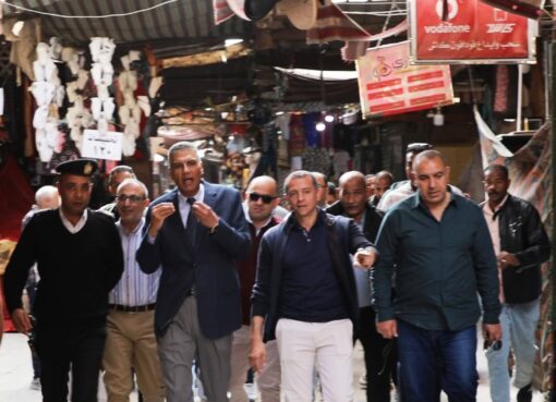 محافظ أسوان يقود حملة مفاجئة لإعادة الإنضباط ورفع الإشغالات بالشوارع والأسواق بمدينة أسوان 