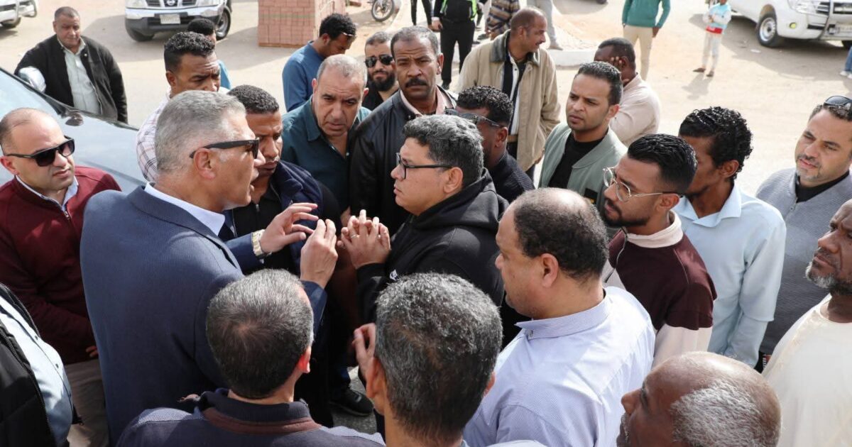 محافظ أسوان يوجه بتنفيذ إجراءات عاجلة لحل مشكلة تراكم المياه الجوفية بمنطقة الكرور