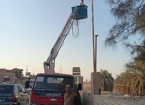 حملة لصيانة محولات الكهرباء وإنارة طريق مصر أسوان في أبوتشت