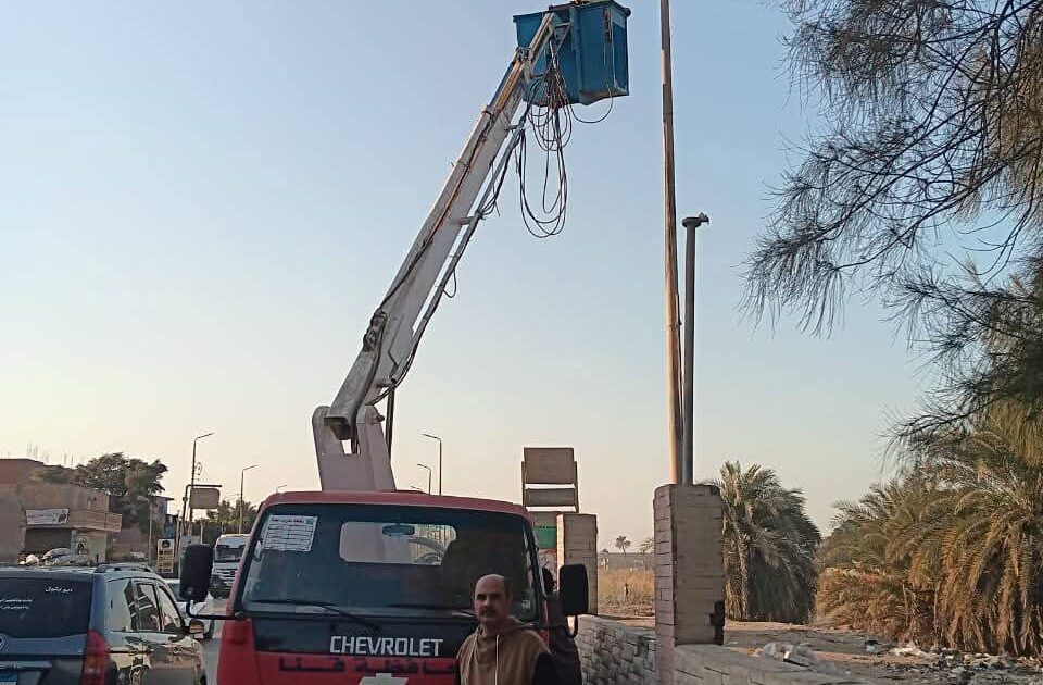 حملة لصيانة محولات الكهرباء وإنارة طريق مصر أسوان في أبوتشت