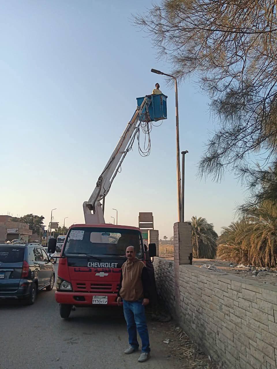 حملة لصيانة محولات الكهرباء وإنارة طريق مصر أسوان في أبوتشت