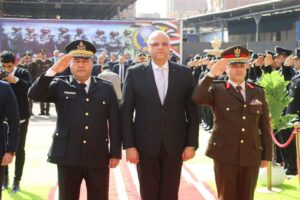 محافظ القليوبية يضع إكليلاً من الزهور على النصب التذكاري بمبنى قوات الأمن 